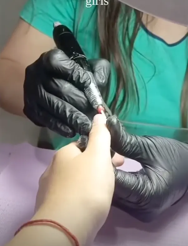 Fernanda trabajando con guantes y torno en Isabella Studio