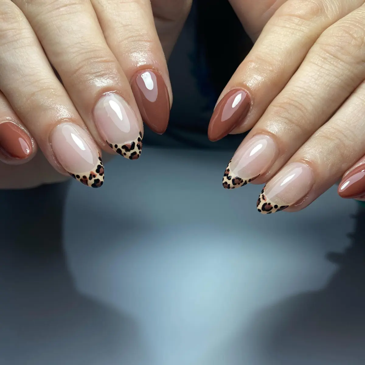 Francesita animal print con uñas marrones