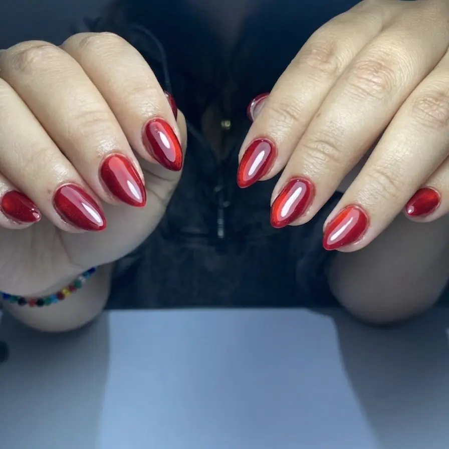 Semipermanente rojo cromado en uñas almendradas, Isabella Studio Berazategui