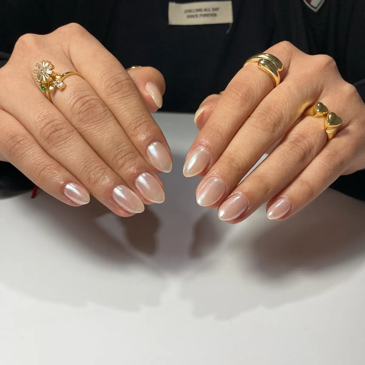 Uñas almendradas nude con efecto perla