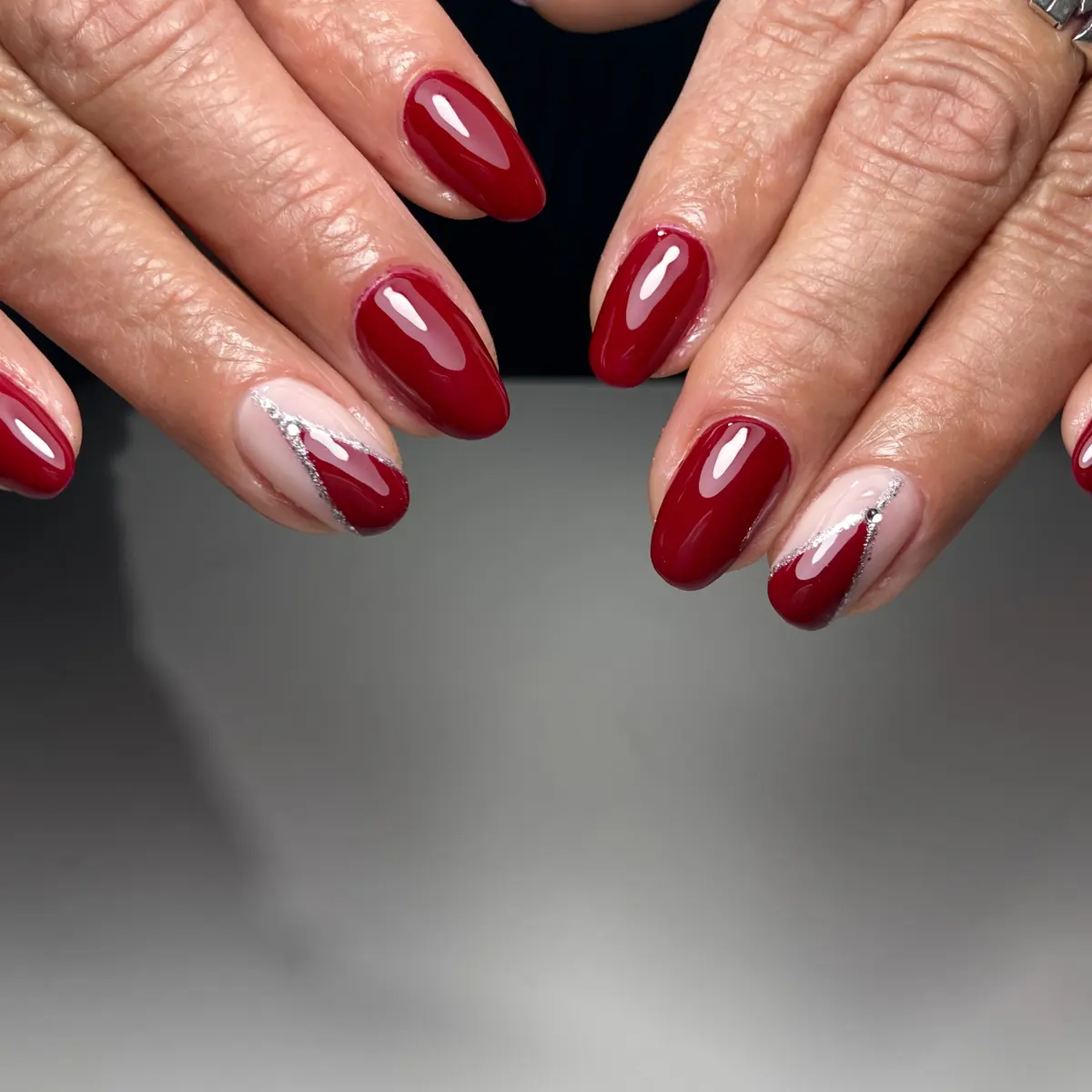 Uñas bordó con diseño diagonal y glitter plateado