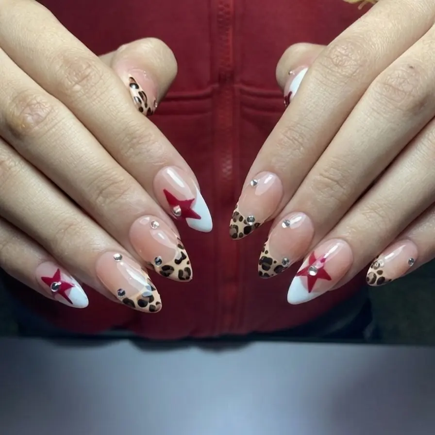 Uñas esculpidas francesas con animal print y estrellas