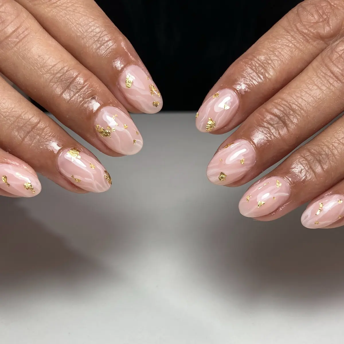 Uñas nude marmoladas con pan de oro